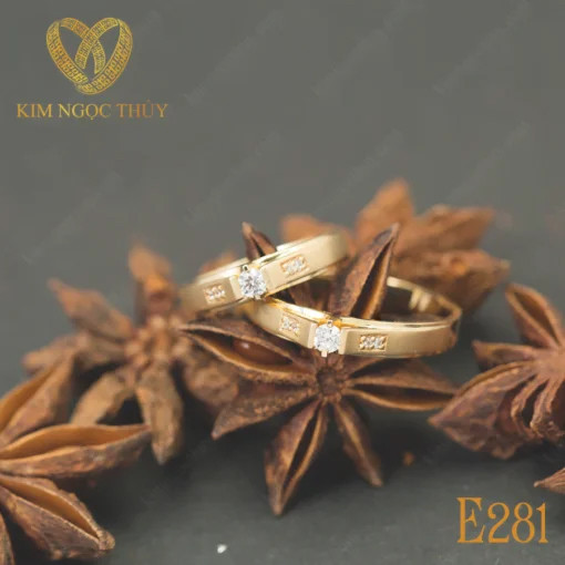Nhẫn cưới E281 đính đá tinh tế ở trung tâm