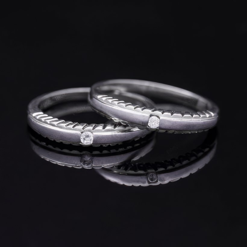 Nhẫn cưới A19 có điểm nhấn là họa tiết răng cưa độc đáo chạy dọc thân nhẫn, tạo nên vẻ ngoài hiện đại nhưng vẫn giữ được nét sang trọng