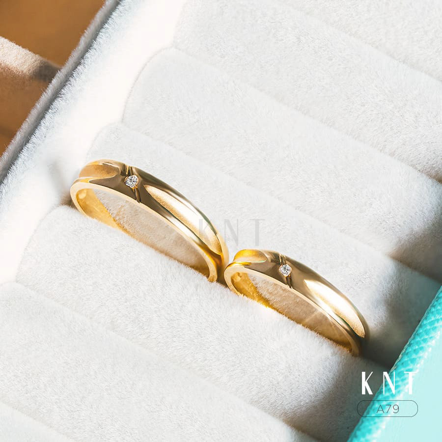 Nhẫn cưới A79 thiết kế hiện đại, chạy cát hai bên