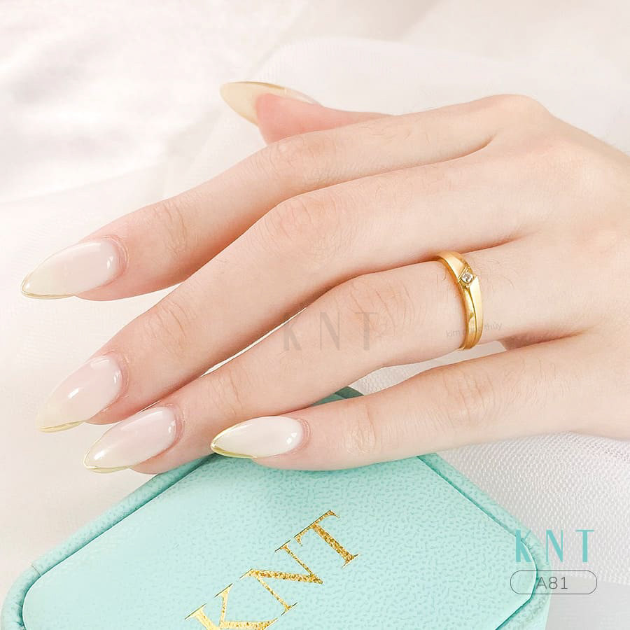 Nhẫn cưới A81 đeo lên rất sáng tay