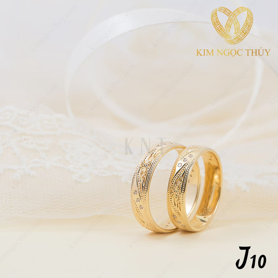 Nhẫn cưới J10 hoạ tiết đồng điệu, khắc tên miễn phí