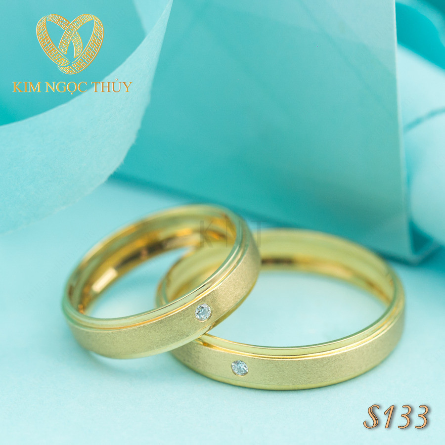 Nhẫn cưới S133 có thiết kế đồng điệu giữa nhẫn nam và nhẫn nữ