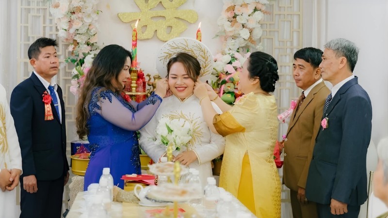 Trao của hồi môn cho con gái trước khi về nhà chồng