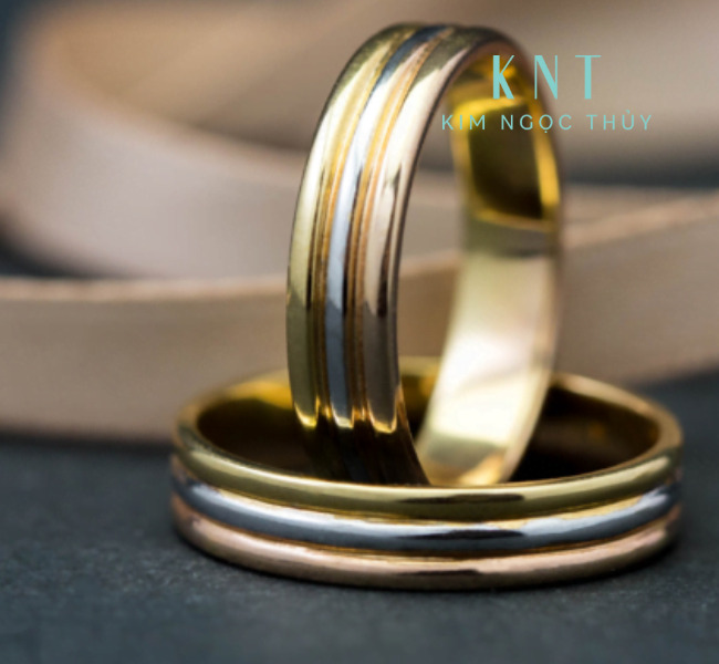 Nhẫn cưới trơn bản to A98 nổi bật với thiết kế ba vòng tròn lạ mắt