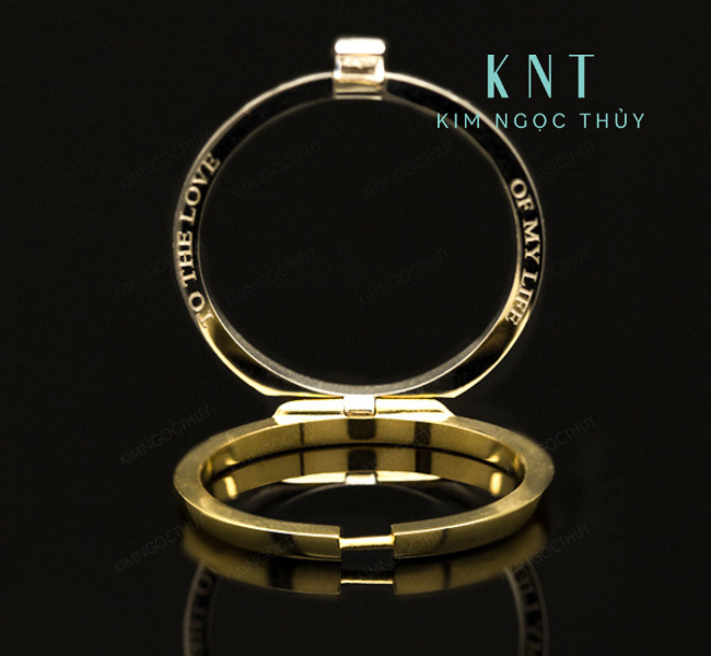 Nhẫn cưới Collab Love Letter được khắc chữ với thông điệp ý nghĩa