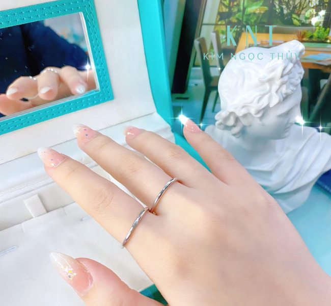 Nhẫn cưới trơn vàng trắng H83 được thiết kế với bề mặt hình học vát xoắn