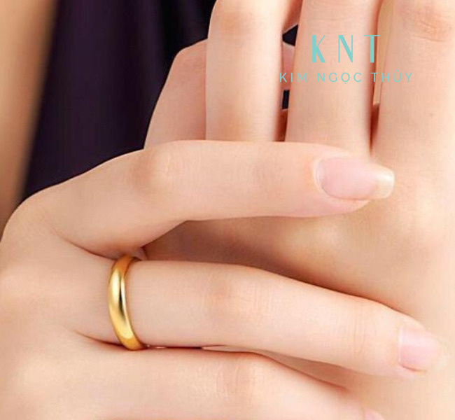 Nhẫn cưới trơn truyền thống T4 được sử dụng phổ biến để làm nhẫn cưới