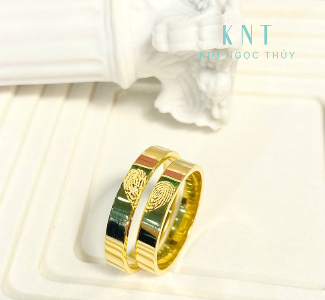 Nhẫn cưới trơn in dấu vân tay thiết kế độc đáo