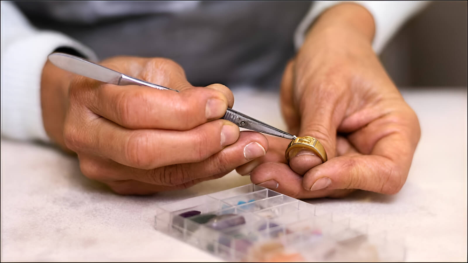 Những viên đá lấp lánh là điểm nhấn quan trọng, giúp chiếc nhẫn vàng thêm phần rạng rỡ và giá trị