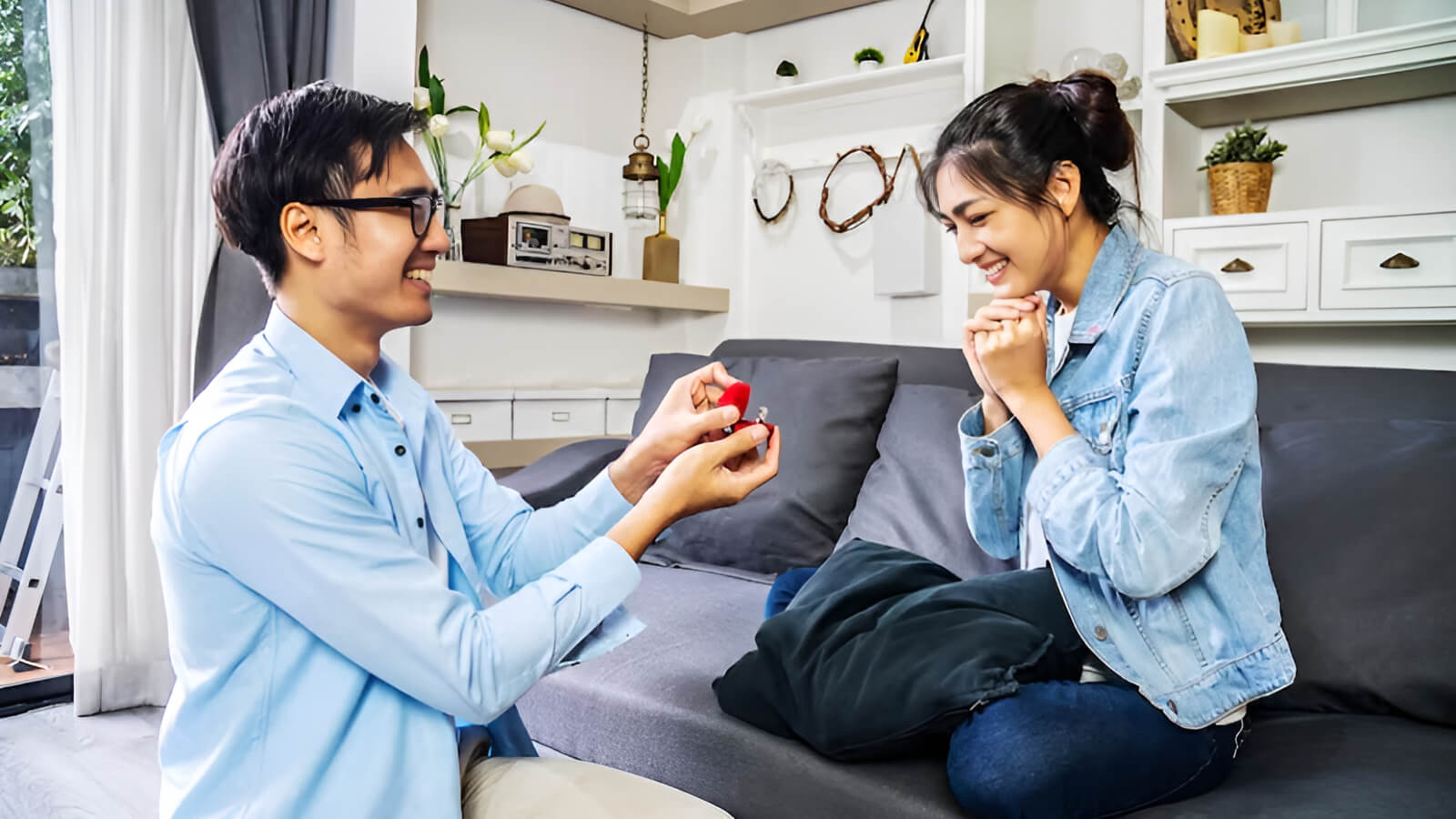 Nếu bạn cảm thấy việc tặng nhẫn ở giai đoạn này có phần quá sớm, hoặc đơn giản là muốn tìm kiếm một lựa chọn tinh tế khác để bày tỏ tình cảm