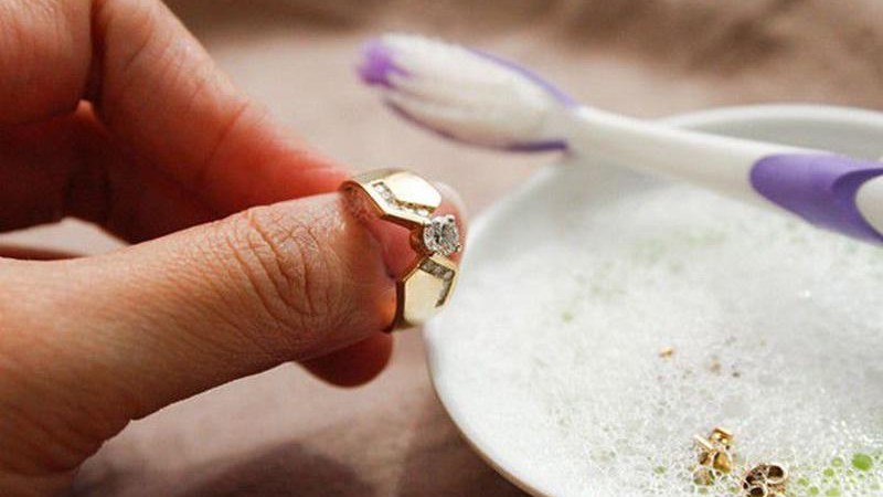Vệ sinh nhẫn cưới định kỳ trong nước ấm pha xà phòng loãng