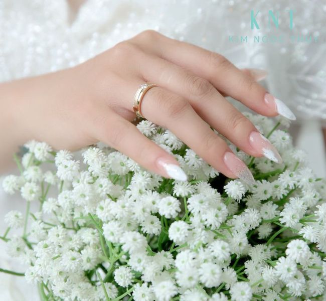 Đeo nhẫn đính hôn sao cho hợp với nhẫn cưới