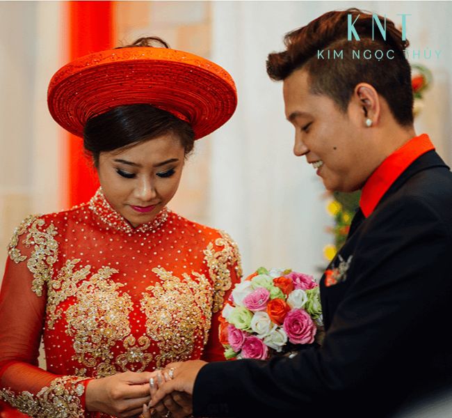 Nhẫn đính hôn được trao trong lễ đính hôn