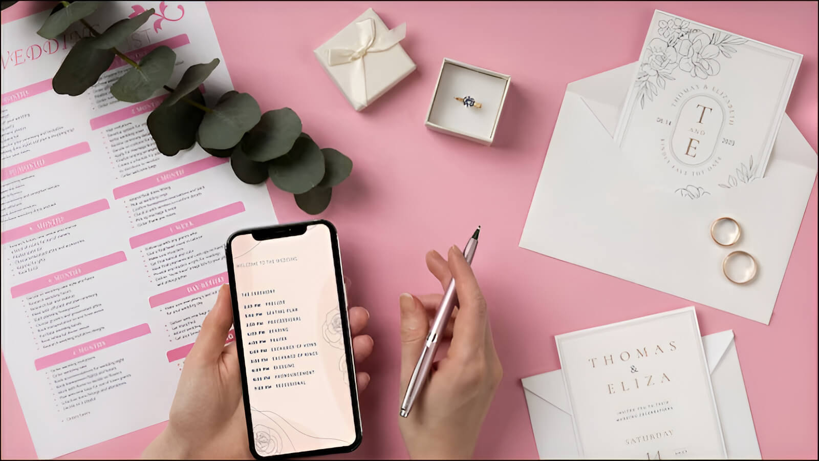 Cặp đôi đang cùng nhau trao đổi ý tưởng thiết kế thiệp cưới