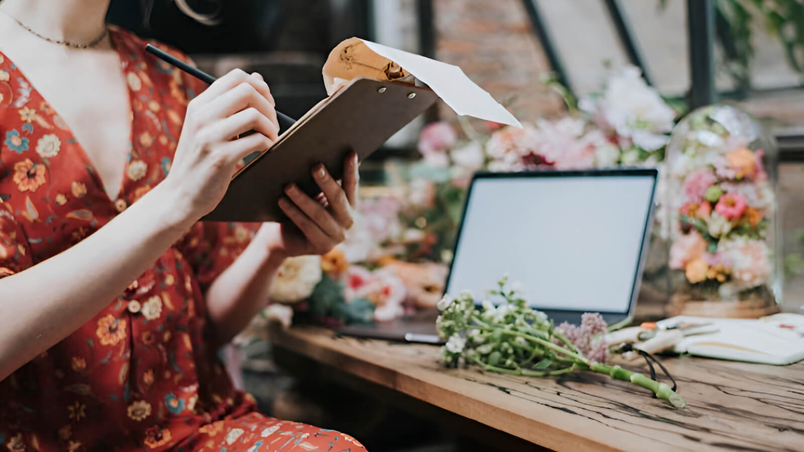 Cặp đôi đang cùng nhau xem và thảo luận về nội dung thiệp cưới