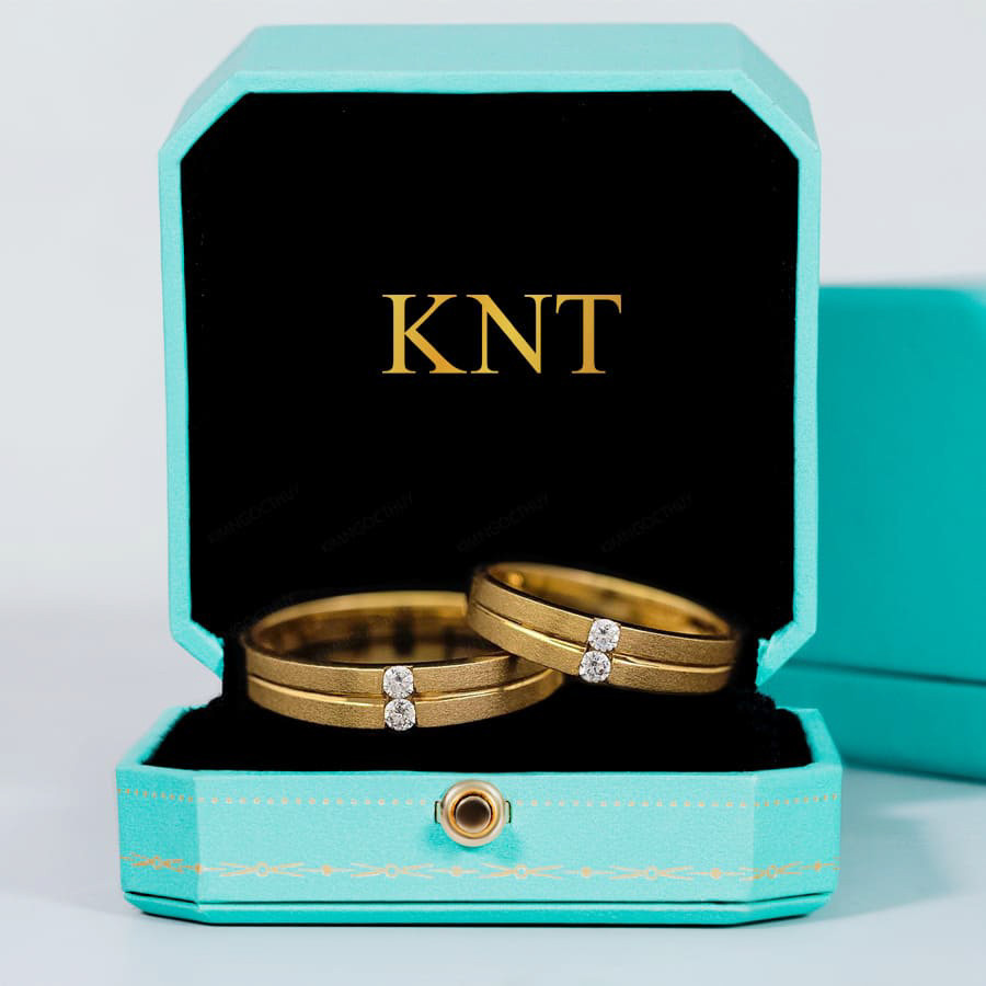 Nhẫn cưới E297 thiết kế cụm đá quý đính ở trung tâm