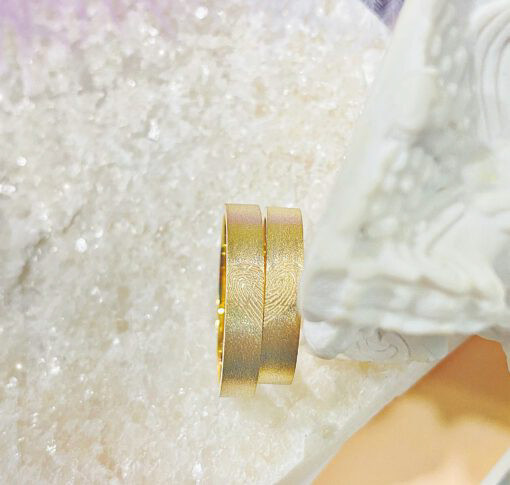 Nhẫn cưới T5-4L chất liệu vàng sang trọng với thiết kế khắc vân tay đầy ý nghĩa
