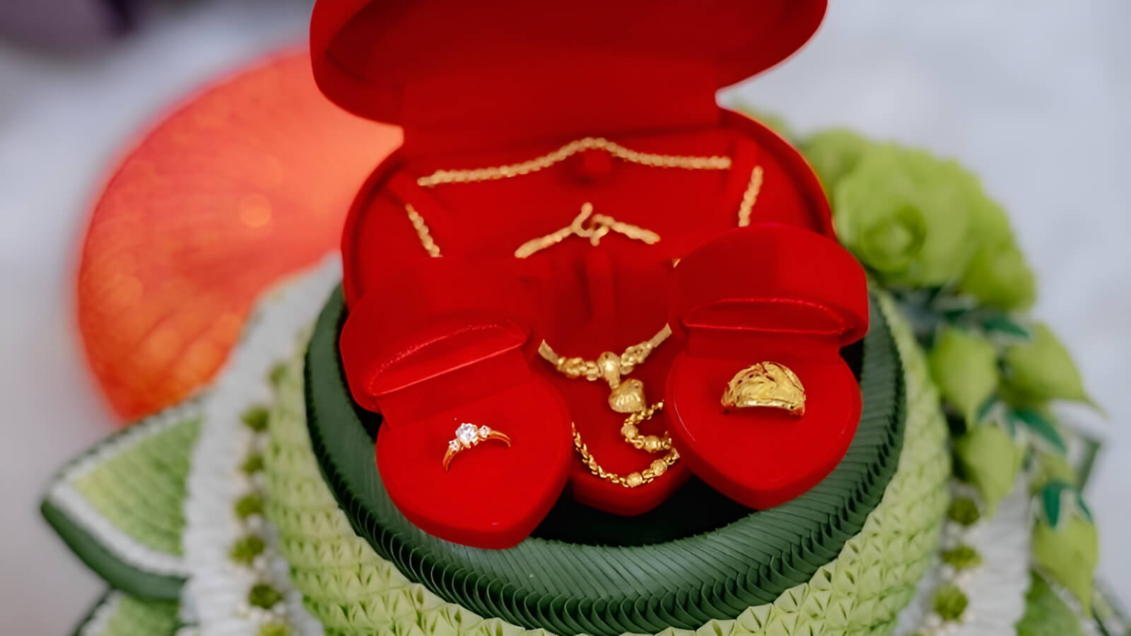 Nhẫn tròn, nhẫn có đường nét uốn lượn mềm mại