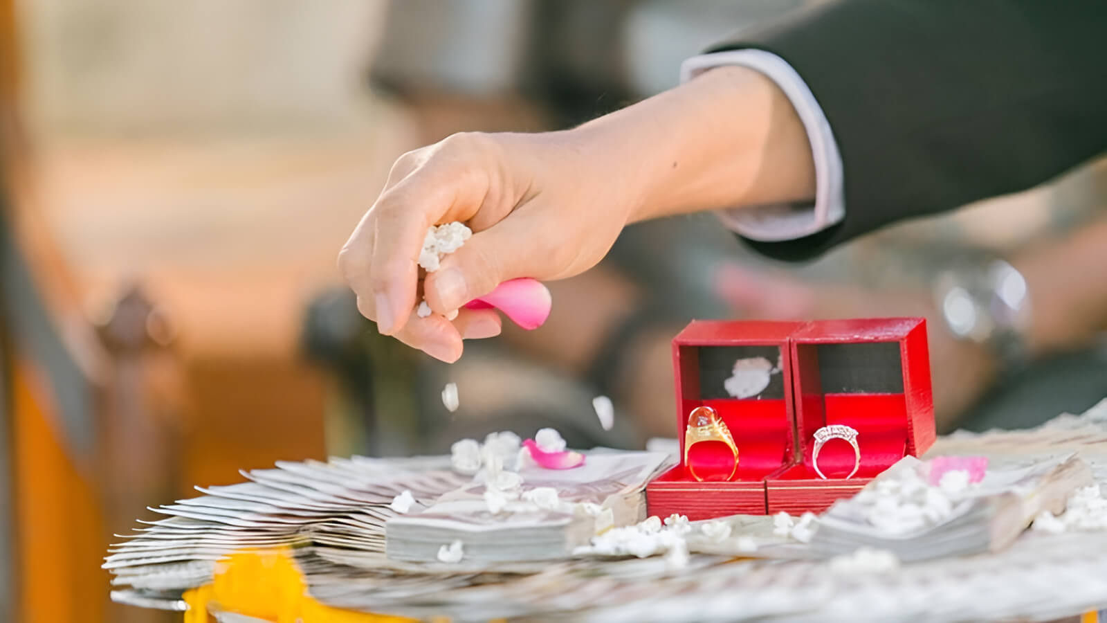 Theo góc độ phong thủy, việc chọn nhẫn cưới hợp mệnh được tin rằng sẽ mang lại nhiều lợi ích cho đời sống hôn nhân