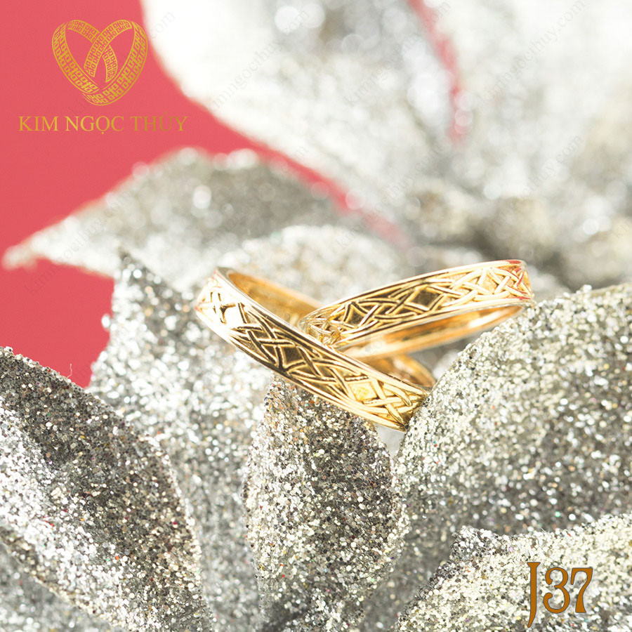 Nhẫn cưới J37 chạm khắc hoạ tiết đan chéo tinh xảo