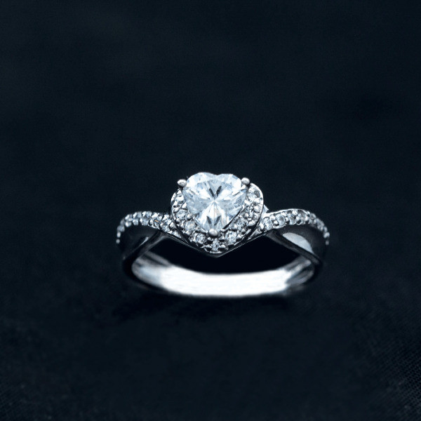 Nhẫn đính hôn R13 đá chủ trái tim viền đá tấm lấp lánh