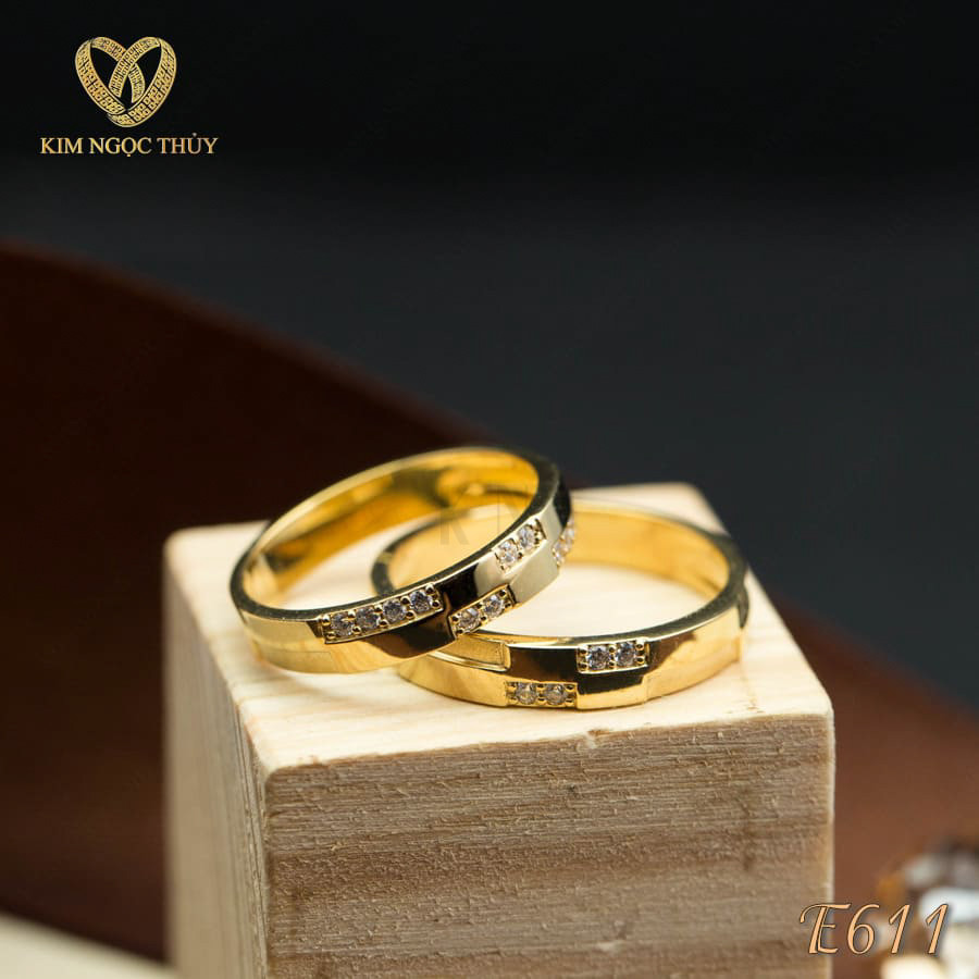 Nhẫn cưới E611 mang đậm nét hiện đại với chất liệu vàng
