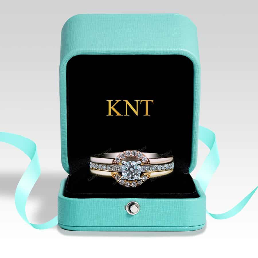 Nhẫn đính hôn đeo nhiều kiểu