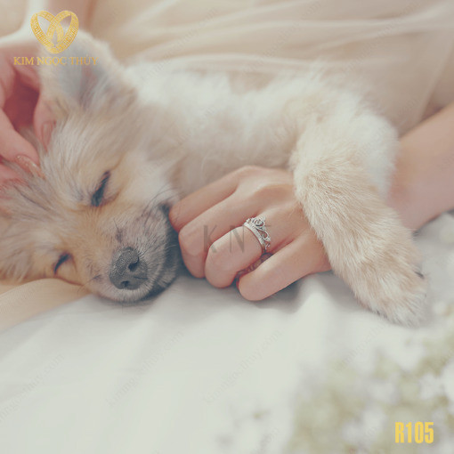 Nhẫn đính hôn R105 phù hợp với nhiều kiểu dáng tay