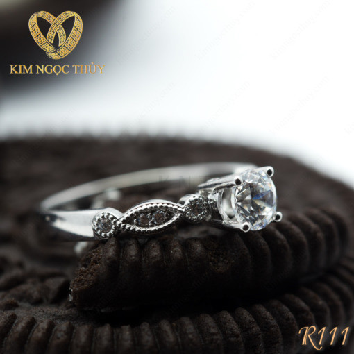 Nhẫn đính hôn R111 thiết kế sang trọng và hiện đại