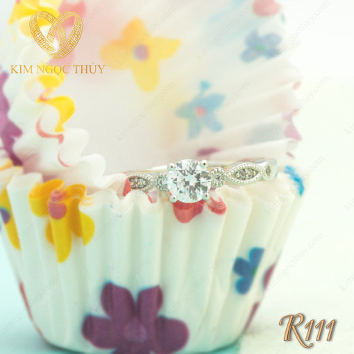 Nhẫn đính hôn R111 phù hợp với nhiều phong cách