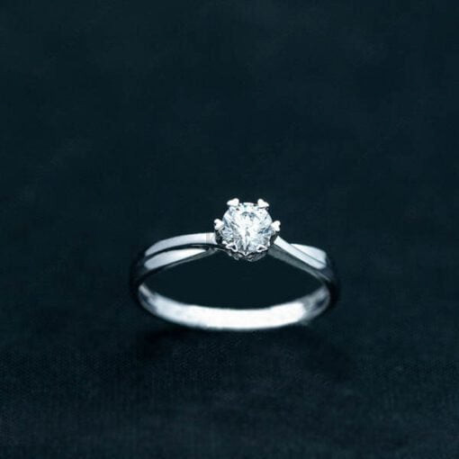 Nhẫn đính hôn R18 đính đá chủ nổi bật và tinh tế