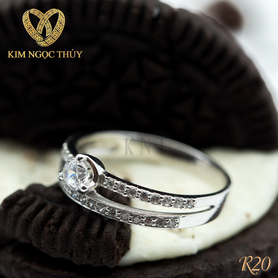 Nhẫn đính hôn R20 thiết kế hai dải đính đá tấm nổi bật