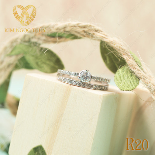 Nhẫn đính hôn R20 đính đá chủ nổi bật giữa 2 viền đá