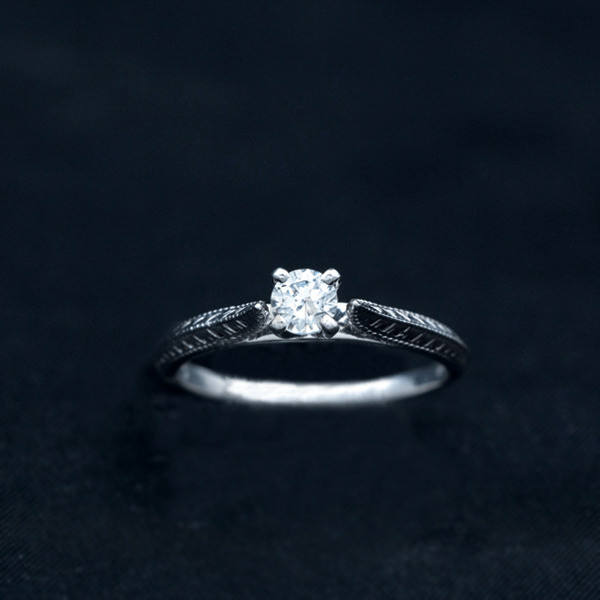 Nhẫn đính hôn R53 thiết kế đai khắc họa tiết cổ điển