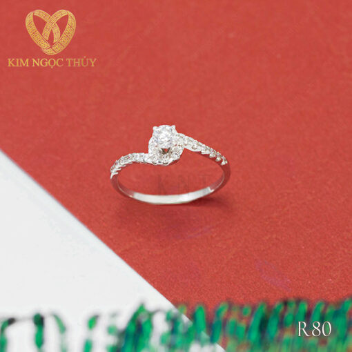 Nhẫn đính hôn R80 ổ đá tròn lấp lánh và tinh tế