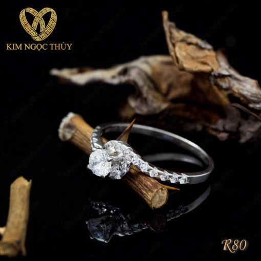 Nhẫn đính hôn R80 thiết kế sang trọng và thanh lịch
