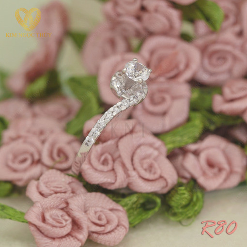 Nhẫn đính hôn R80 là món quà ý nghĩa cho ngày trọng đại