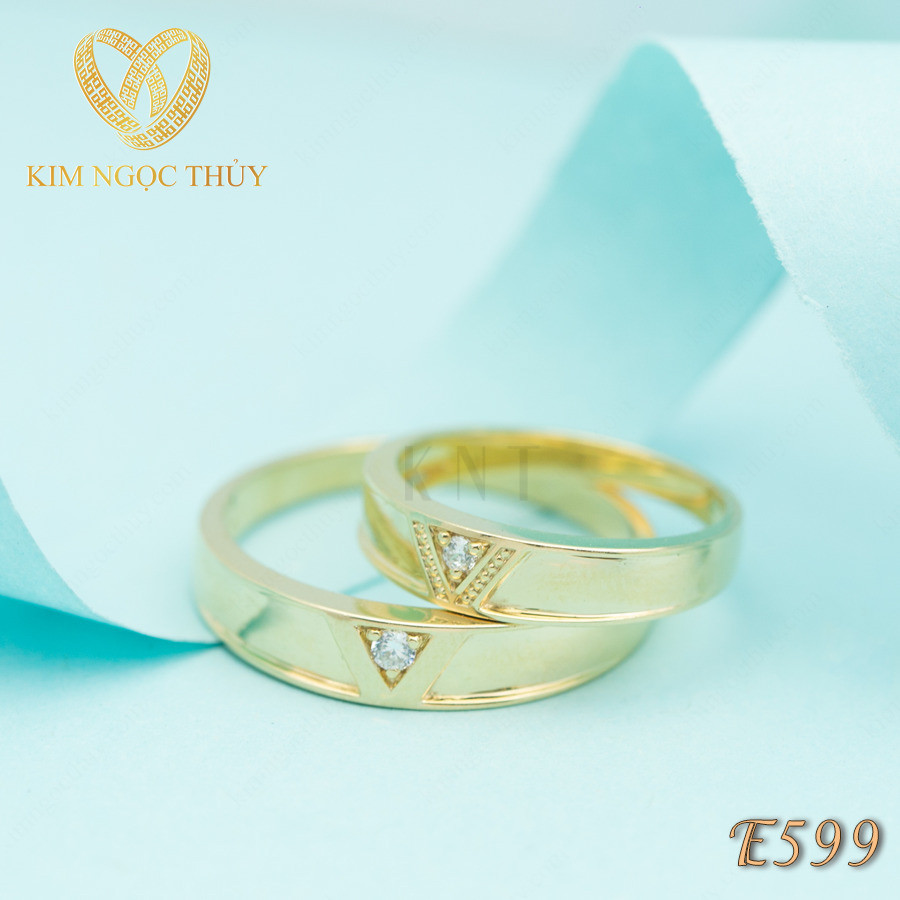 Nhẫn cưới E599 chạm khắc hoạ tiết chữ V độc đáo