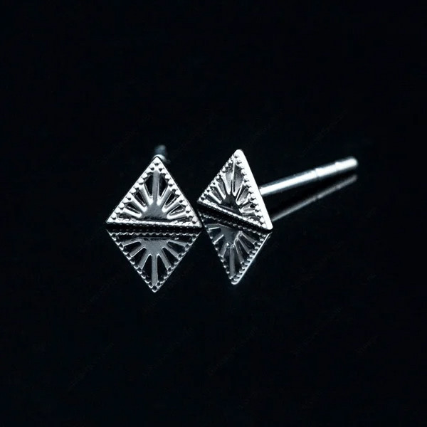 Bông tai B33 vàng trắng hình tam giác tại Kim Ngọc Thủy