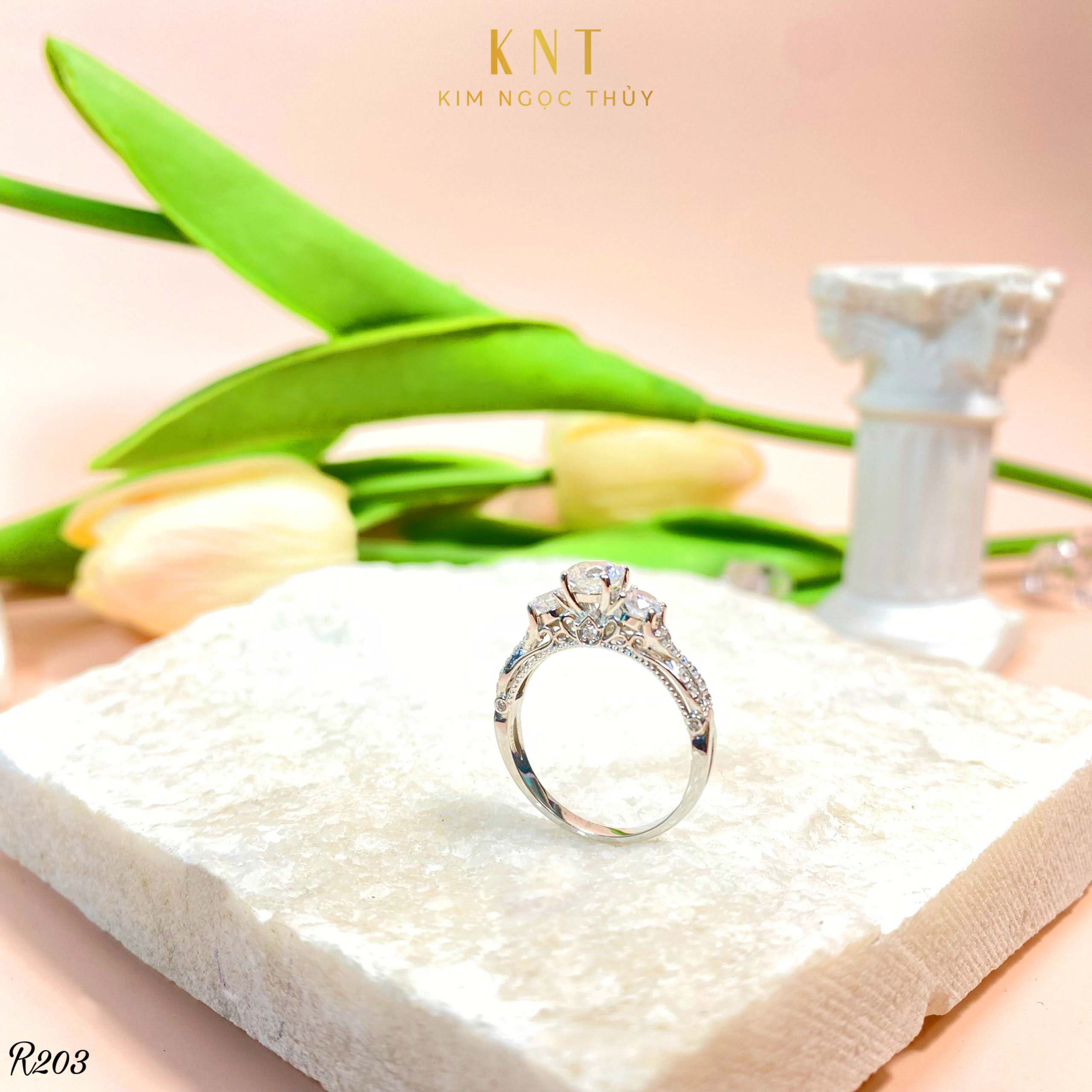 Nhẫn đính hôn R203 phù hợp với nhiều phong cách khác nhau