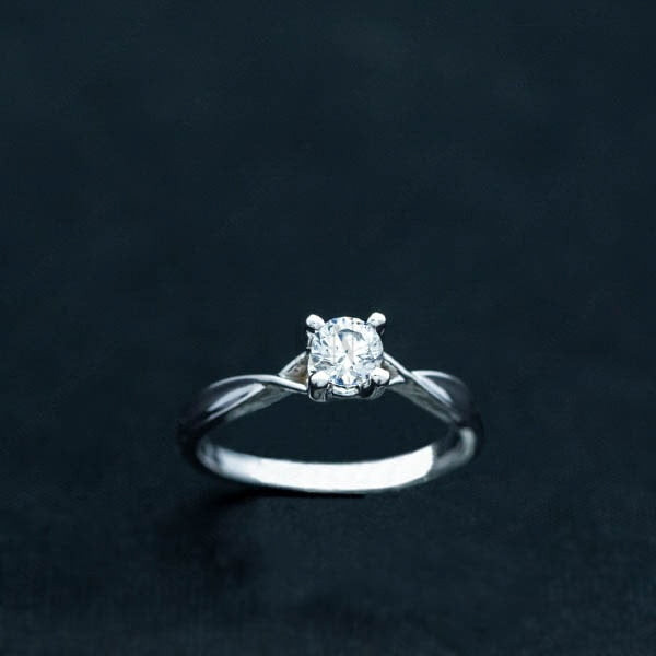 Nhẫn đính hôn R4 thiết kế đai xoắn tinh tế và hiện đại