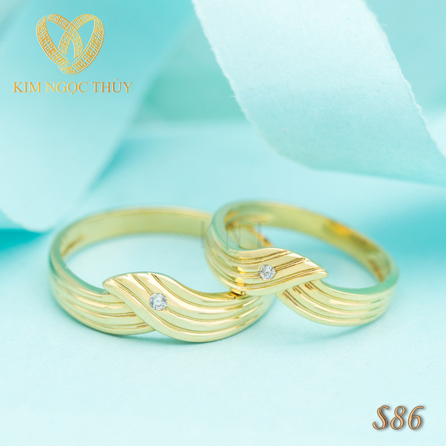 Nhẫn cưới S86 hoạ tiết hai bàn tay nắm chặt
