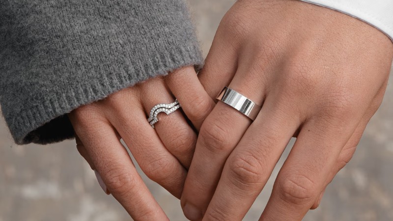 Nhẫn cưới có thân nhẫn chắc chắn và thiết kế tối giản