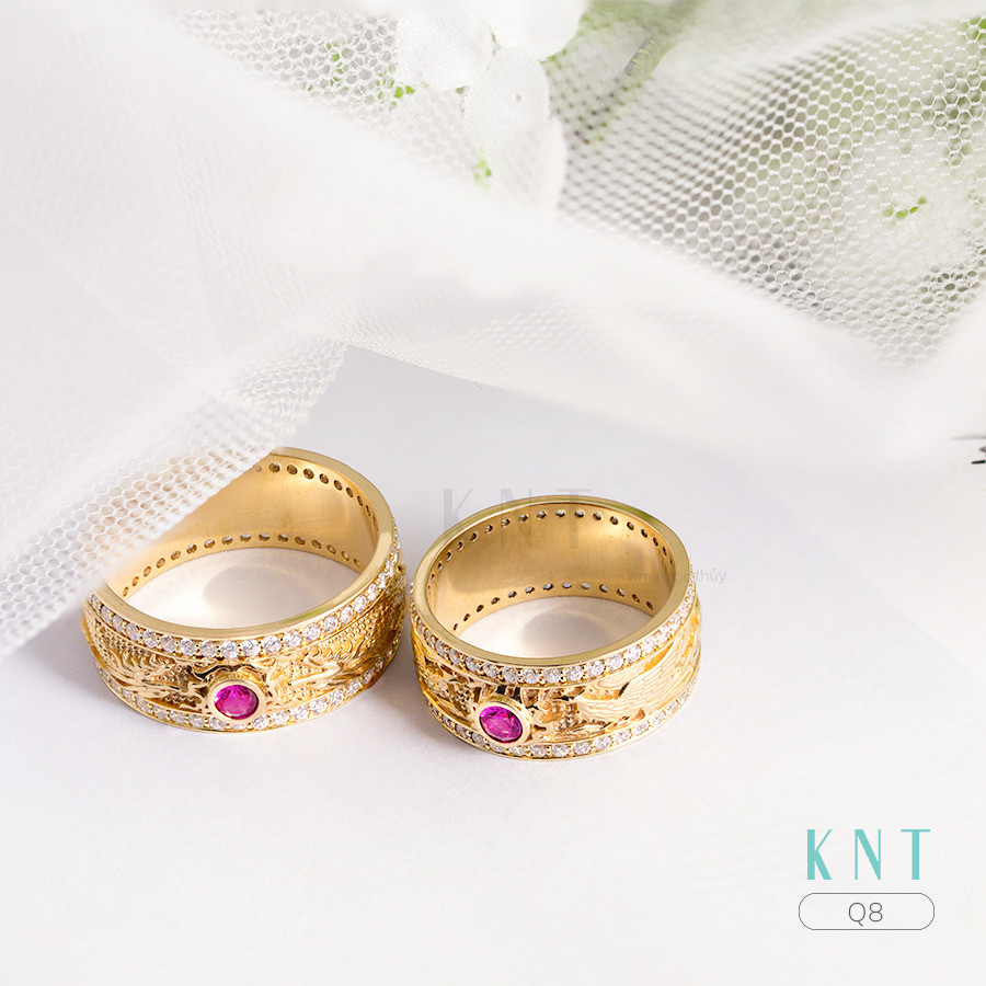 Nhẫn cưới rồng phụng Q8 đính đá hồng nổi bật