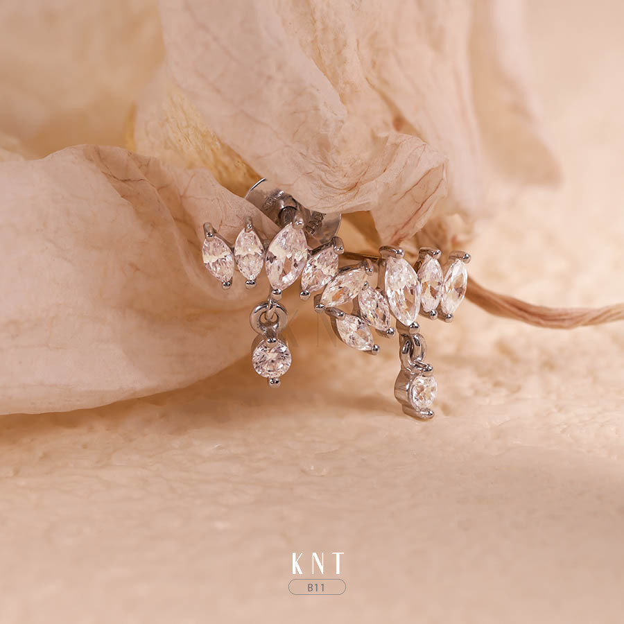 Bông tai B11 kích thước nhỏ nhắn, mang lại vẻ đẹp tinh tế