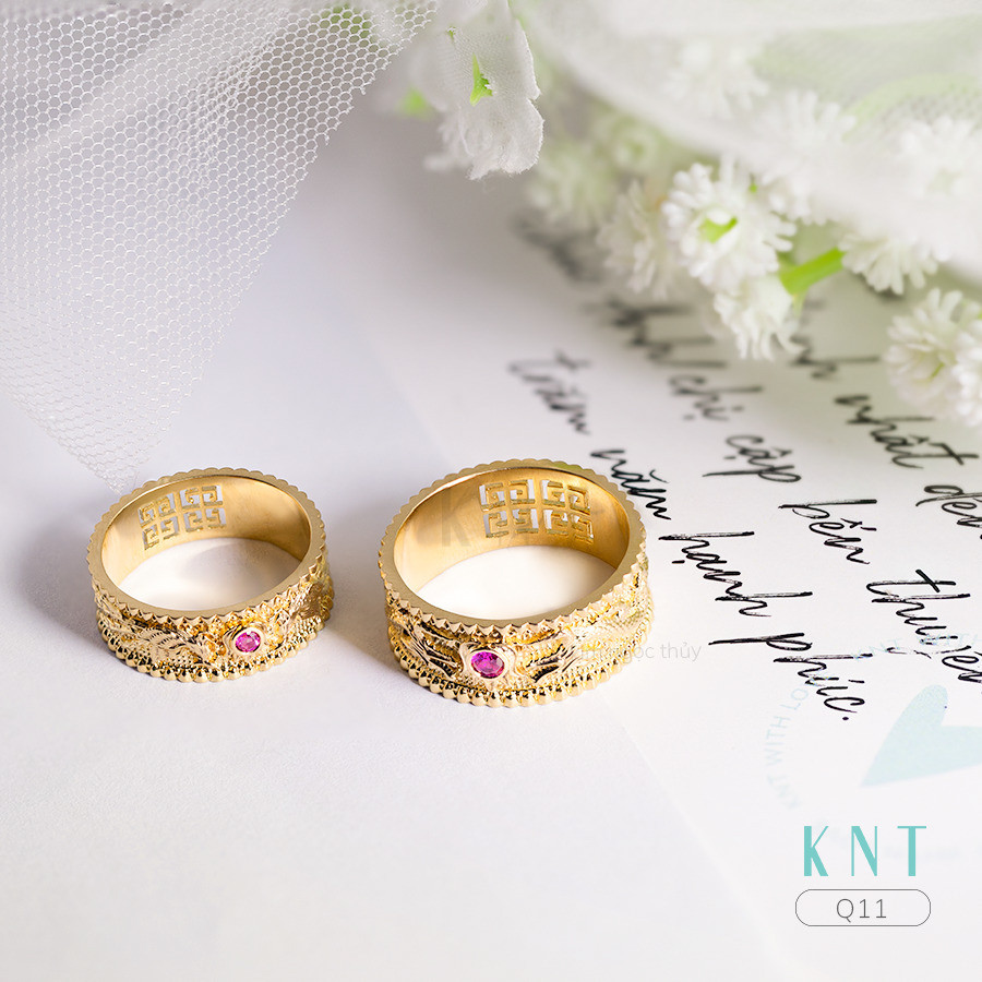 Nhẫn cưới rồng phụng Q11 đính đá hồng nổi bật