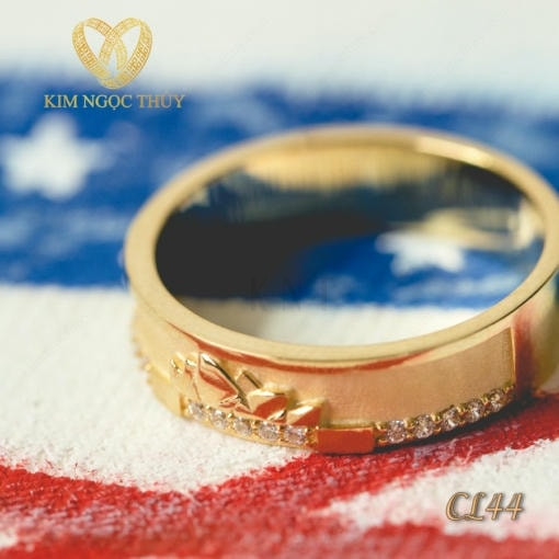 Nhẫn cưới CL44 vàng trắng, thiết kế tinh xảo, có đính hột
