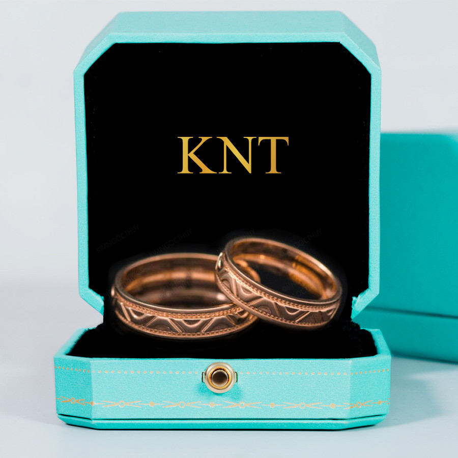 Nhẫn cưới J16 chạm khắc các đường cắt tinh tế