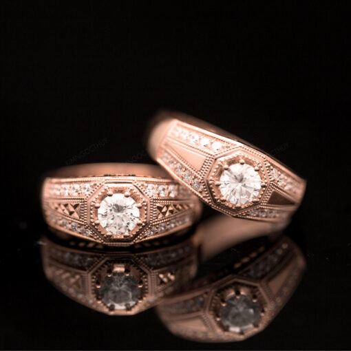 Nhẫn cưới J84 thiết kế tương đồng với hoạ tiết chạm khắc cổ điển