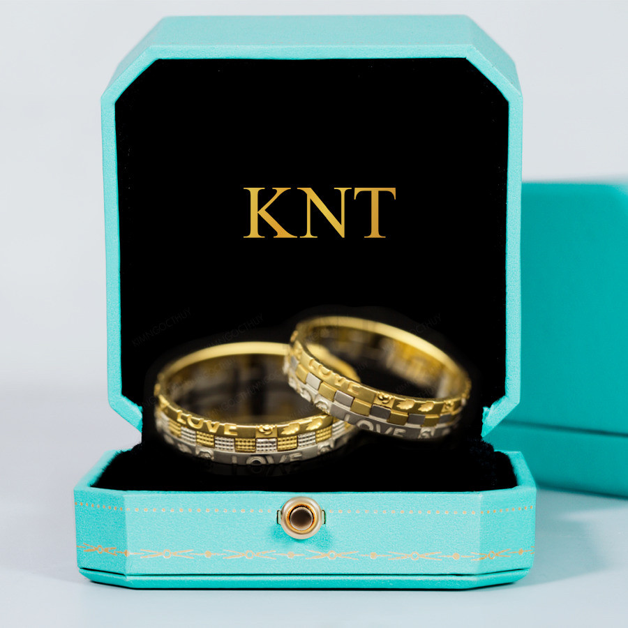 Nhẫn cưới J85 hoạ tiết chữ Love và ô vuông tinh xảo